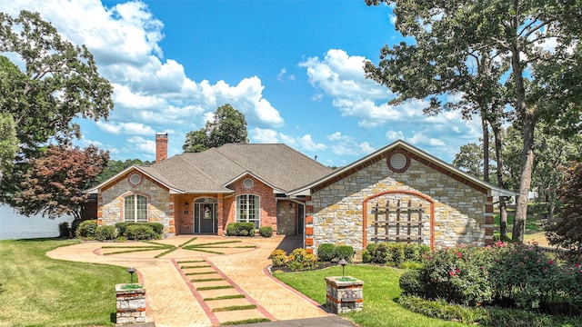 view of front of property with a front yard