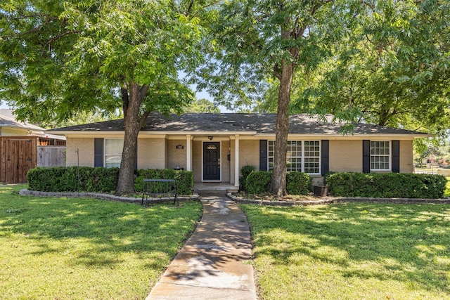 single story home with a front yard