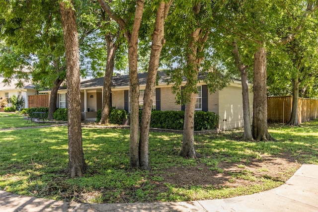 single story home featuring a front lawn