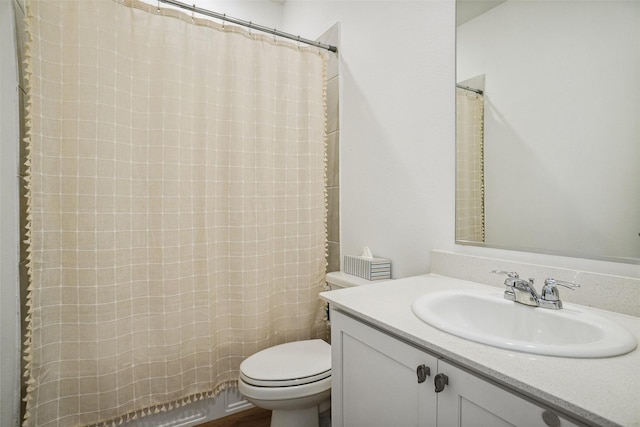 bathroom featuring a shower with curtain, vanity, and toilet