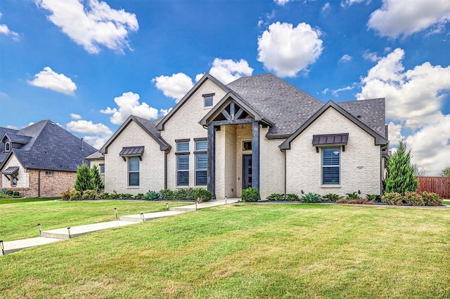 view of front of property featuring a front yard