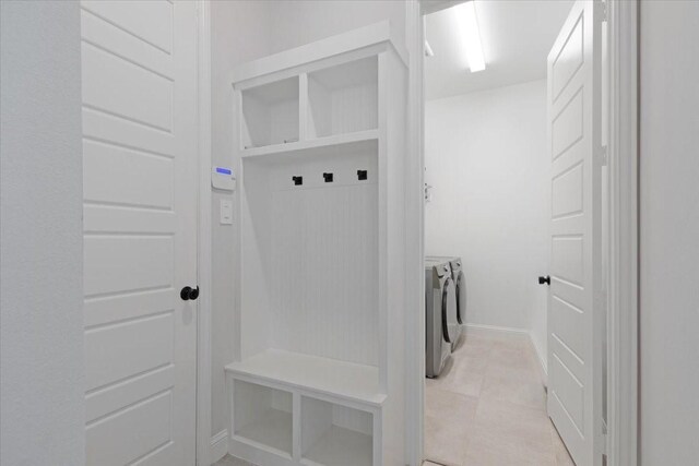 mudroom featuring washing machine and clothes dryer