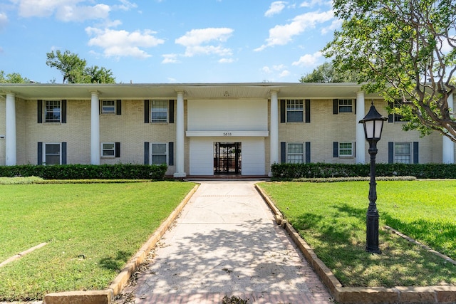 view of front of house featuring a front yard