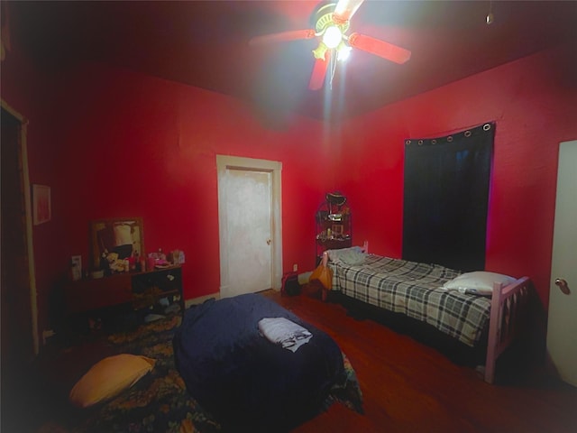 bedroom featuring ceiling fan