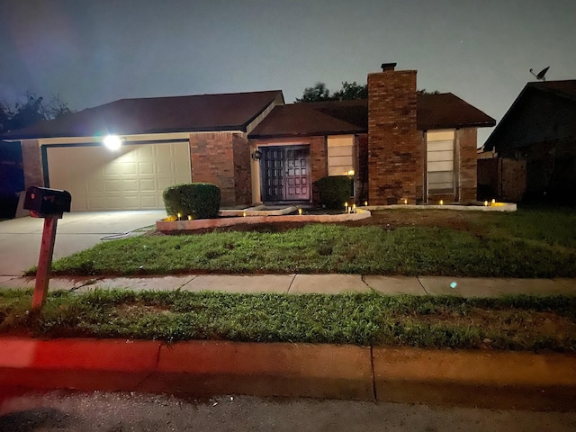 view of front facade featuring a garage and a front lawn