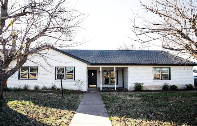 ranch-style home featuring a front lawn