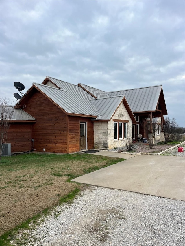 view of front of house with a front lawn