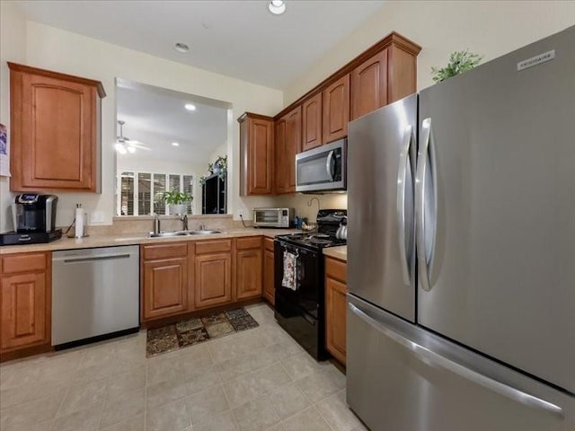 kitchen featuring stainless steel appliances, sink, and ceiling fan