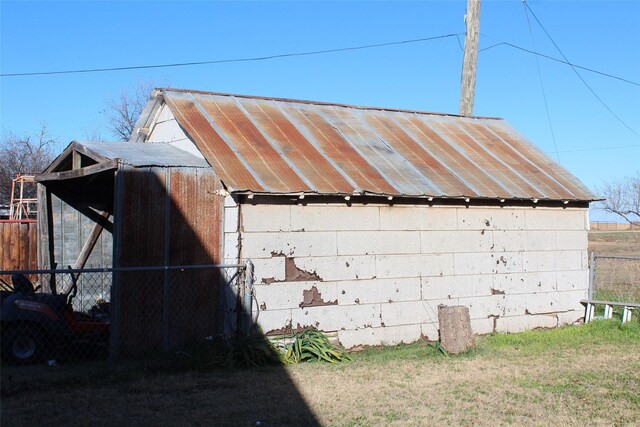 950 N Munday Ave, Munday, TX 76371 - view of side of home featuring an outdoor structure