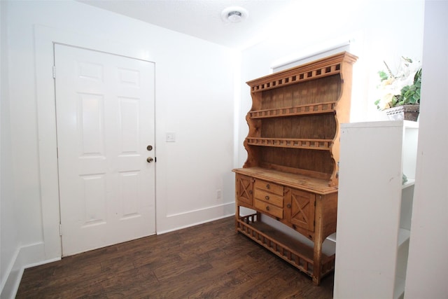 950 N Munday Ave, Munday, TX 76371 - entryway featuring dark wood-type flooring