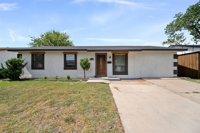 ranch-style house featuring a front yard