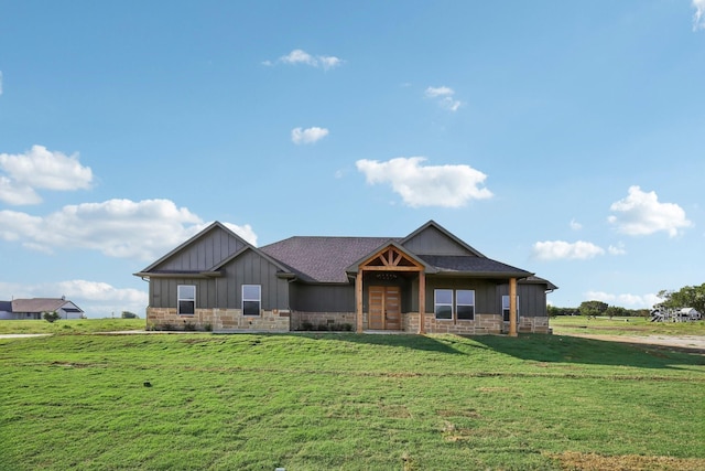 craftsman-style house featuring a front lawn