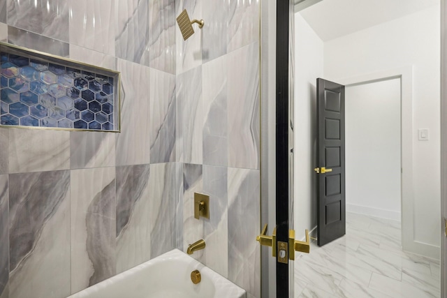 bathroom with tiled shower / bath