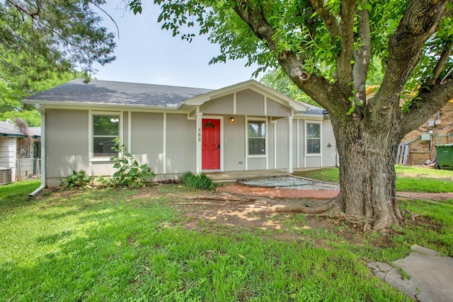 view of front of property featuring cooling unit and a front yard