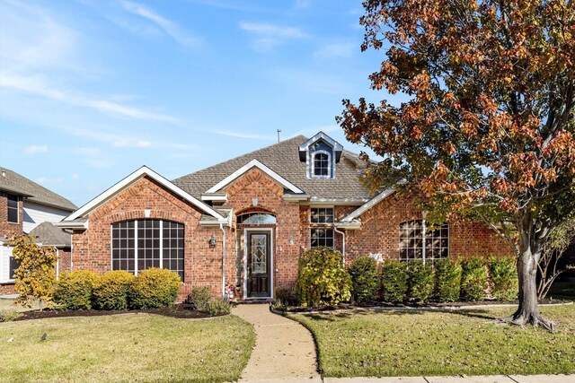 front of property with a front lawn