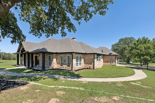 view of front of property featuring a front yard