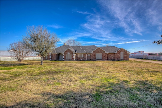 single story home with a front lawn