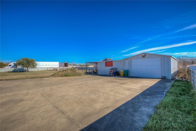 view of yard featuring an outbuilding