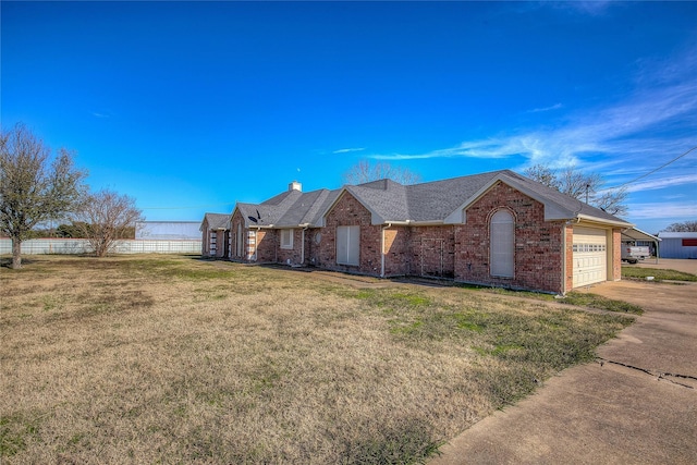 view of front of home featuring a front yard and a garage