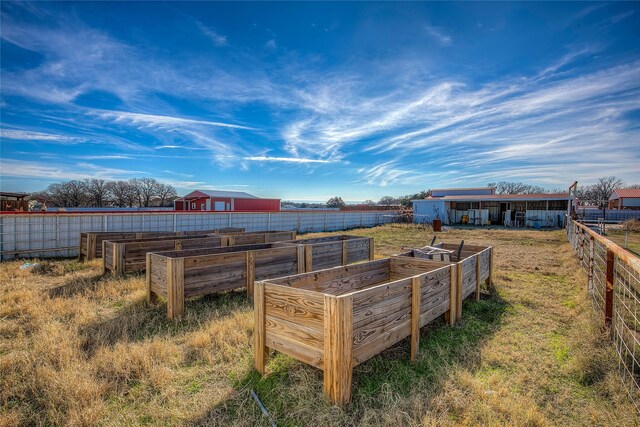 view of yard featuring an outbuilding