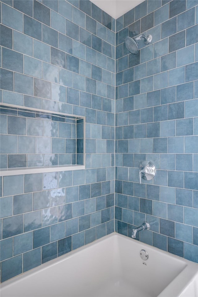 bathroom featuring tiled shower / bath combo