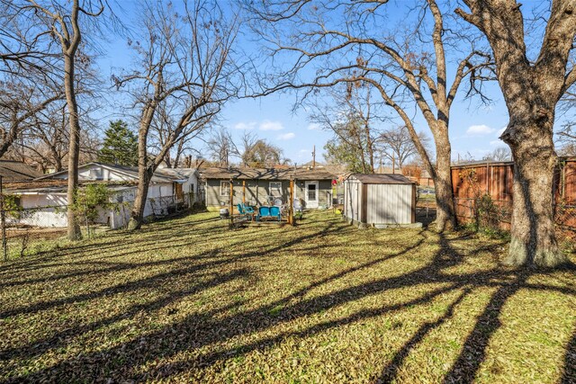 view of yard featuring a shed