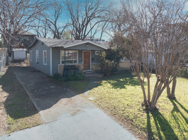 view of front facade featuring covered porch and a front lawn