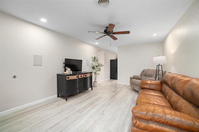 living room with light hardwood / wood-style flooring and ceiling fan