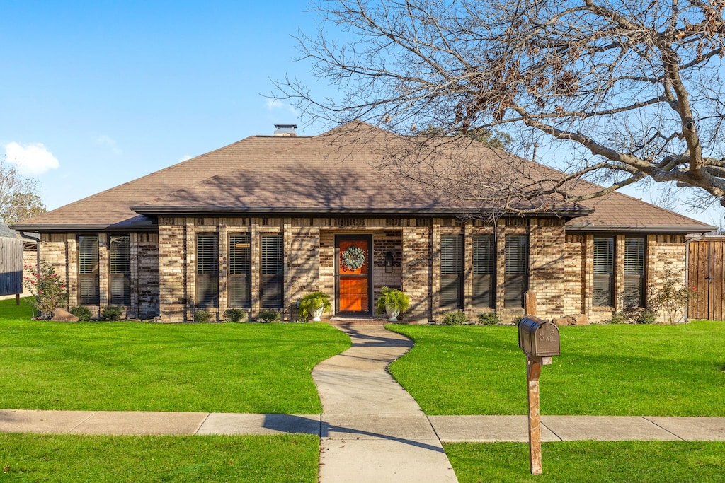 single story home with a front yard