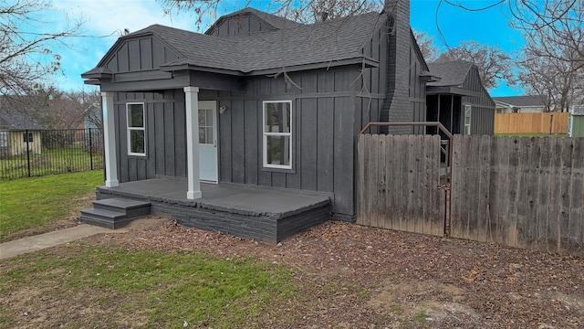 view of front of property featuring a front lawn