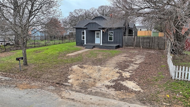 view of front facade featuring a front lawn