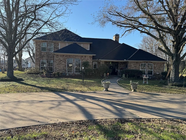 view of front of home with a front lawn