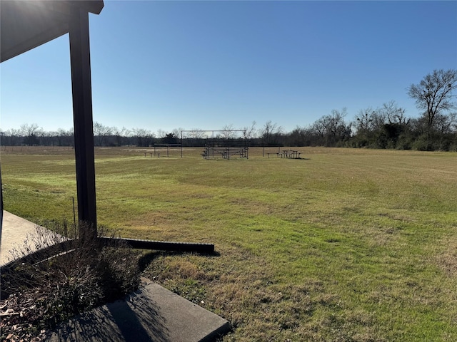 view of yard featuring a rural view