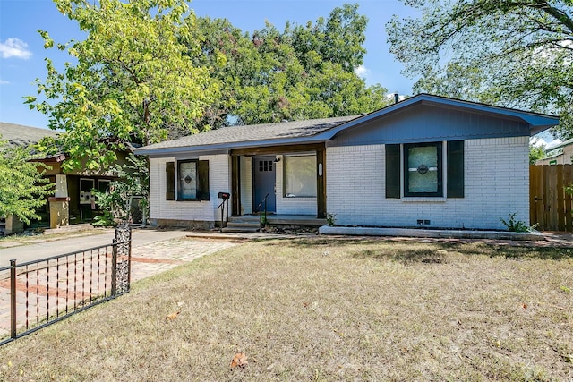 ranch-style home featuring a front lawn