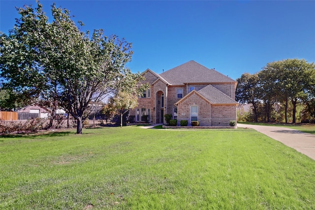 view of front of home featuring a front yard