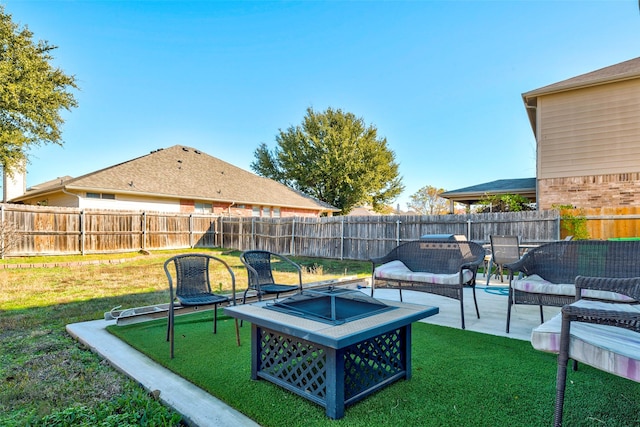 view of yard featuring outdoor lounge area and a patio