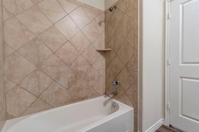 bathroom with tiled shower / bath