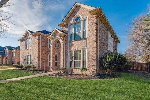 view of front property featuring a front yard