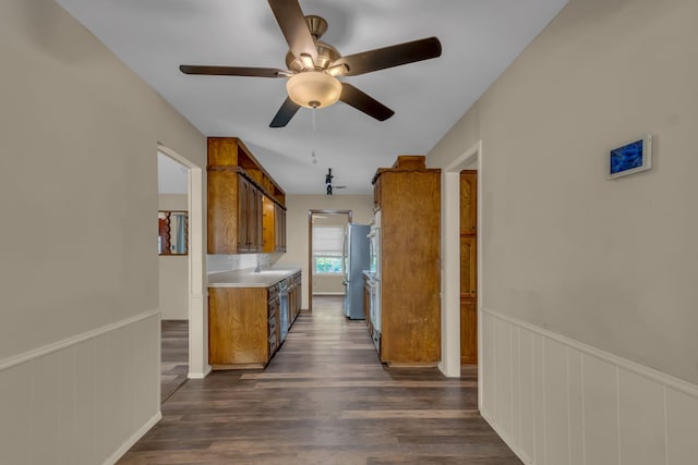 kitchen with ceiling fan, stainless steel fridge, sink, and dark wood-type flooring