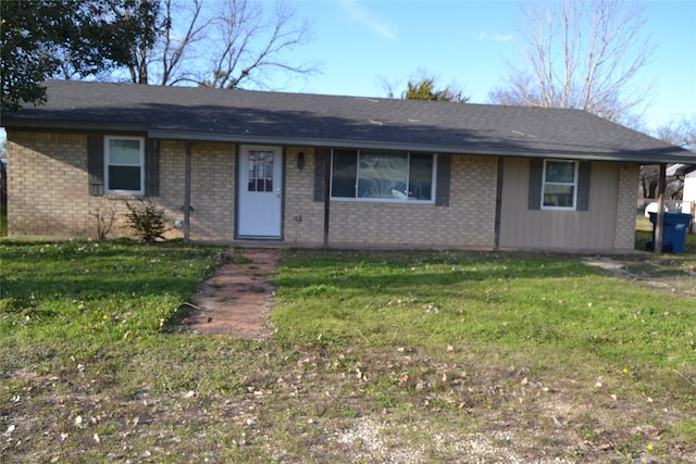 single story home featuring a front yard