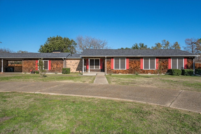 ranch-style house featuring a front yard