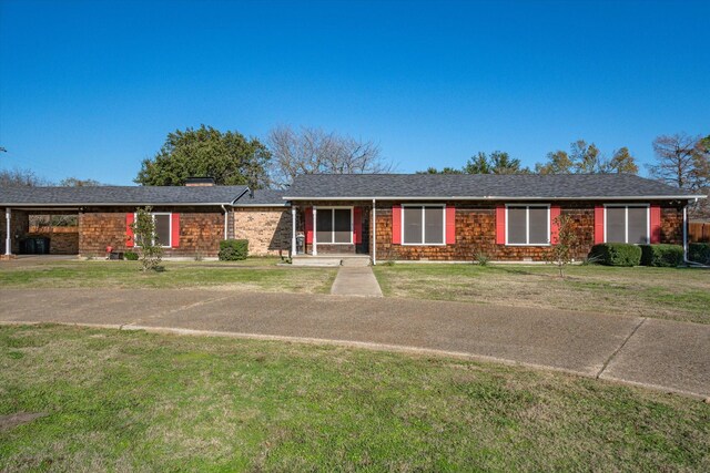 ranch-style home featuring a front lawn