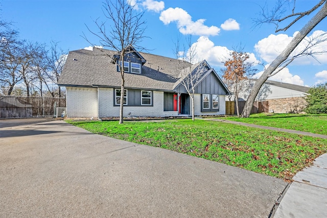 view of front of home with a front lawn