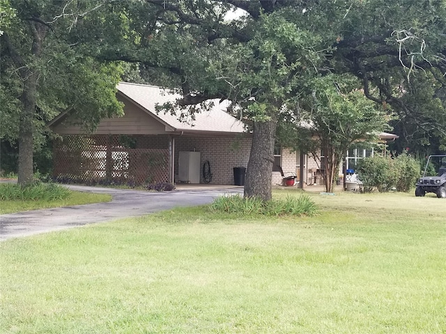 view of front facade featuring a front yard and a carport