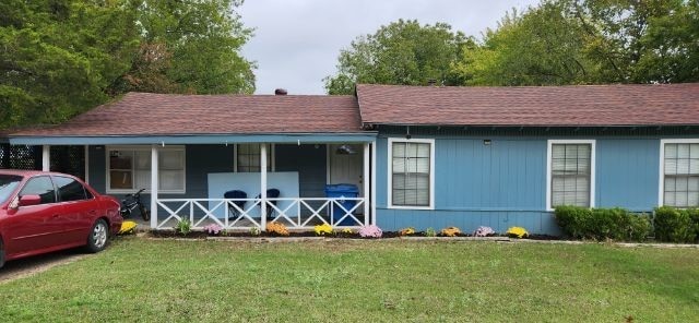 view of front of property with a front lawn and covered porch