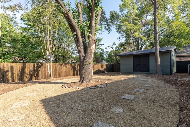 view of yard with an outbuilding