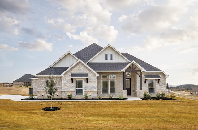 craftsman-style house featuring a front lawn