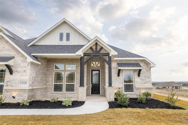 view of front of property featuring a front lawn