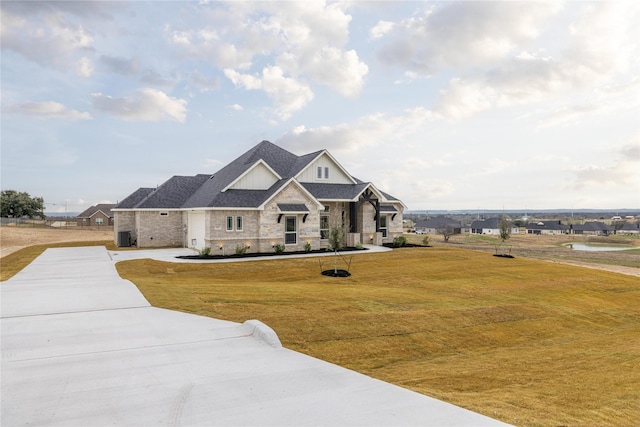 craftsman-style home featuring a front yard