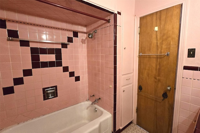 bathroom with tiled shower / bath combo